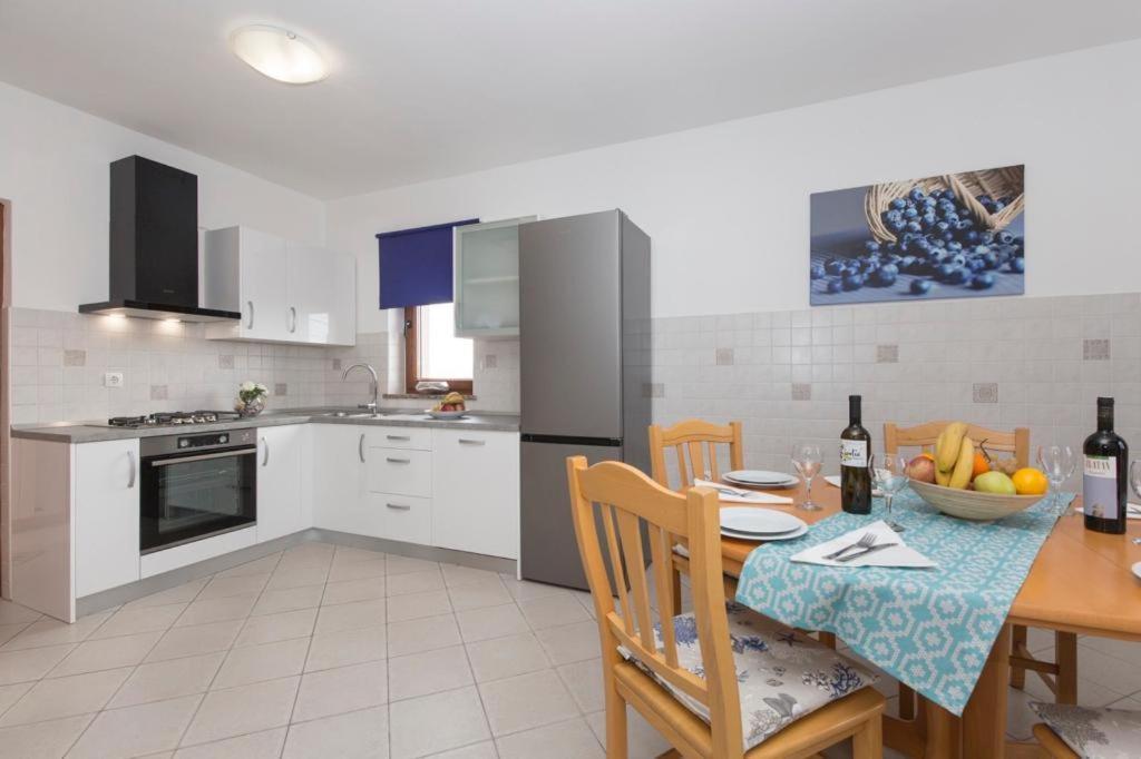 Apartments "Alen" Nedescina Экстерьер фото