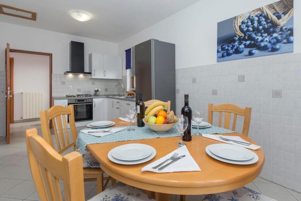 Apartments "Alen" Nedescina Экстерьер фото